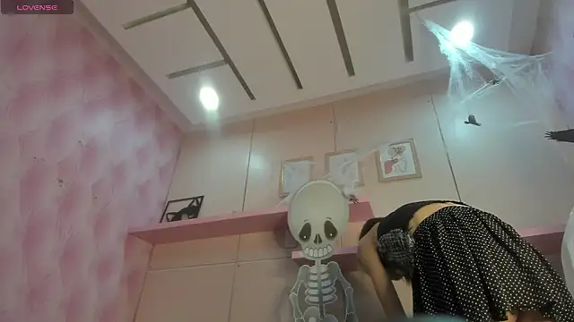 Snapshot of MarieMyller chatting on 10.31.25 MarieMyller online show from 10.31.25