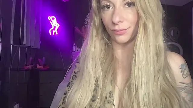 Snapshot of nextdoor_barbie chatting on 12.18.24 nextdoor barbie online show from 12.18.24
