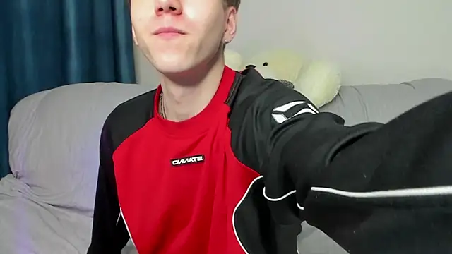 Snapshot of braxiboy chatting on 12.22.24 braxiboy online show from 12.22.24