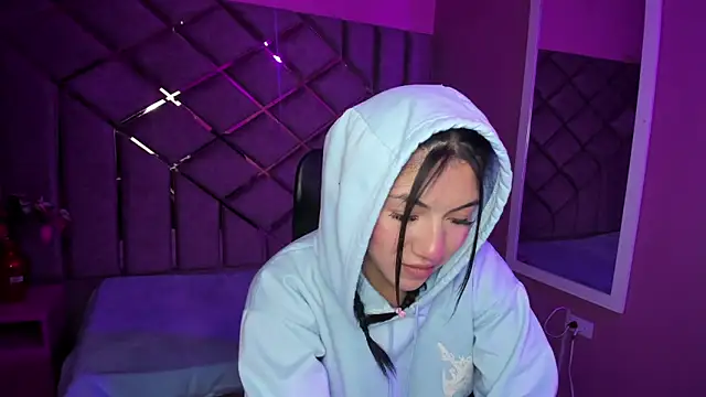 Poly Sasha  online show from 10.19.25