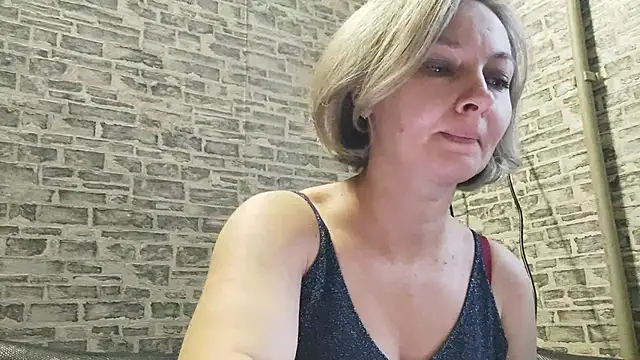 Snapshot of EdithManning chatting on 01.04.25 EdithManning online show from 01.04.25