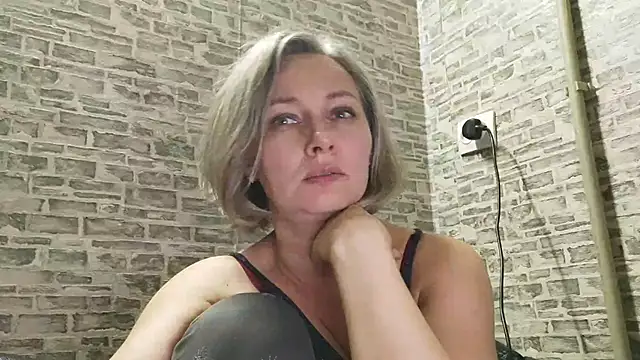 Snapshot of EdithManning chatting on 01.04.25 EdithManning online show from 01.04.25