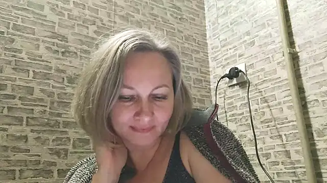 Snapshot of EdithManning chatting on 01.06.25 EdithManning online show from 01.06.25