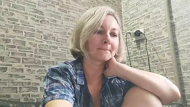 Snapshot of EdithManning chatting on 01.08.25 EdithManning online show from 01.08.25