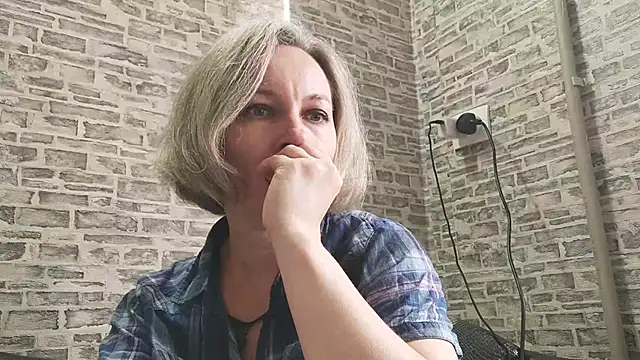 Snapshot of EdithManning chatting on 01.09.25 EdithManning online show from 01.09.25