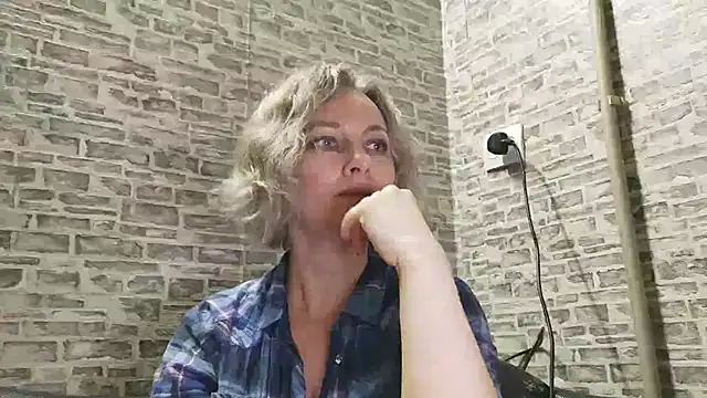 Snapshot of EdithManning chatting on 01.13.25 EdithManning online show from 01.13.25