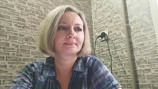 Snapshot of EdithManning chatting on 01.21.25 EdithManning online show from 01.21.25