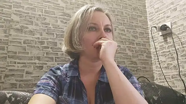 Snapshot of EdithManning chatting on 01.22.25 EdithManning online show from 01.22.25