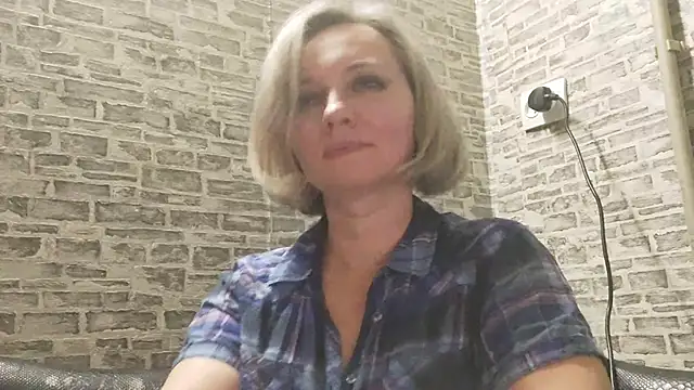 Snapshot of EdithManning chatting on 01.22.25 EdithManning online show from 01.22.25