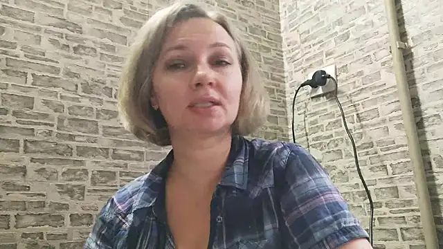 Snapshot of EdithManning chatting on 01.24.25 EdithManning online show from 01.24.25