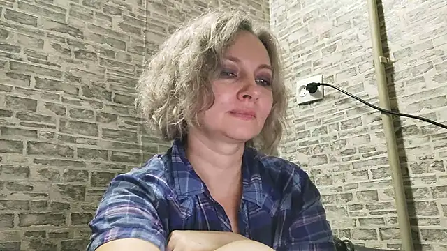 Snapshot of EdithManning chatting on 01.25.25 EdithManning online show from 01.25.25