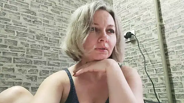 Snapshot of EdithManning chatting on 01.28.25 EdithManning online show from 01.28.25