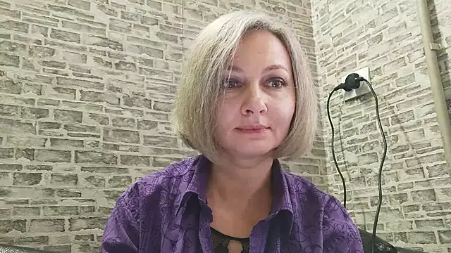 Snapshot of EdithManning chatting on 02.03.25 EdithManning online show from 02.03.25