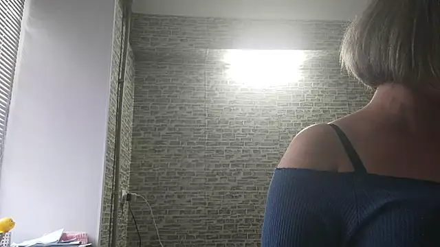 Snapshot of EdithManning chatting on 02.06.25 EdithManning online show from 02.06.25