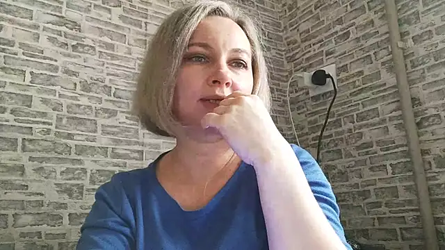 Snapshot of EdithManning chatting on 02.10.25 EdithManning online show from 02.10.25