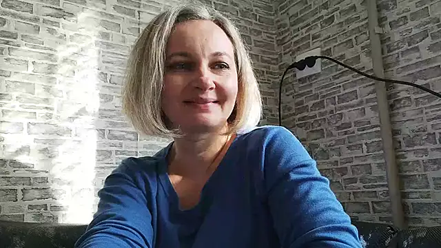 Snapshot of EdithManning chatting on 02.10.25 EdithManning online show from 02.10.25