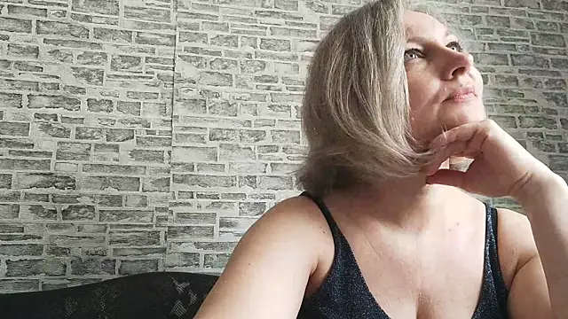 Snapshot of EdithManning chatting on 03.03.25 EdithManning online show from 03.03.25