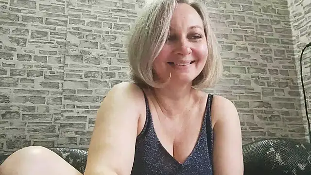 Snapshot of EdithManning chatting on 03.03.25 EdithManning online show from 03.03.25