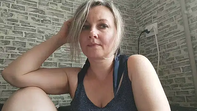 Snapshot of EdithManning chatting on 03.05.25 EdithManning online show from 03.05.25