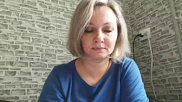 Snapshot of EdithManning chatting on 03.06.25 EdithManning online show from 03.06.25