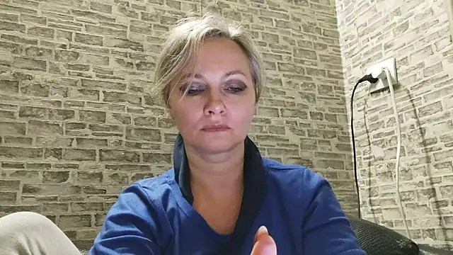 Snapshot of EdithManning chatting on 03.06.25 EdithManning online show from 03.06.25