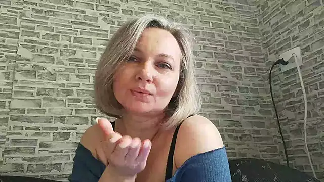 Snapshot of EdithManning chatting on 03.10.25 EdithManning online show from 03.10.25