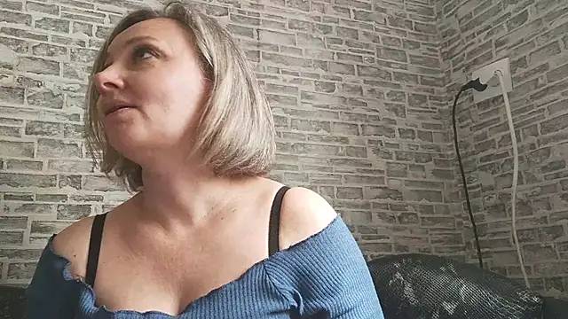 Snapshot of EdithManning chatting on 03.10.25 EdithManning online show from 03.10.25