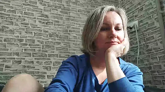 Snapshot of EdithManning chatting on 03.11.25 EdithManning online show from 03.11.25