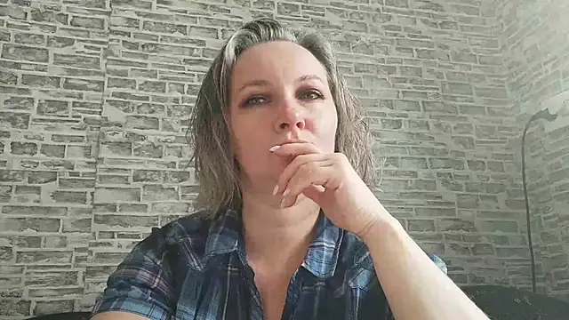 Snapshot of EdithManning chatting on 03.19.25 EdithManning online show from 03.19.25