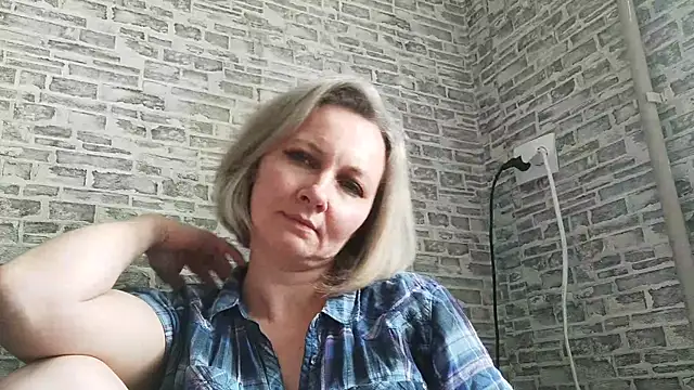 Snapshot of EdithManning chatting on 03.19.25 EdithManning online show from 03.19.25