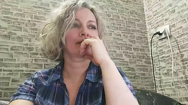 Snapshot of EdithManning chatting on 03.22.25 EdithManning online show from 03.22.25