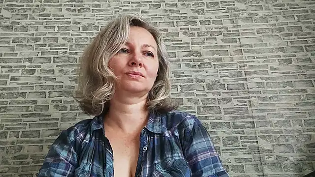 Snapshot of EdithManning chatting on 09.10.25 EdithManning online show from 09.10.25