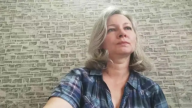 Snapshot of EdithManning chatting on 09.15.25 EdithManning online show from 09.15.25