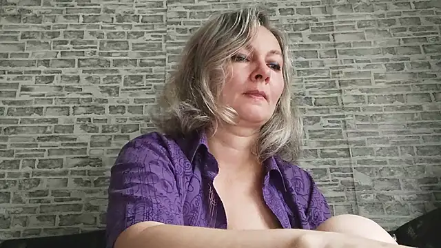 Snapshot of EdithManning chatting on 09.30.25 EdithManning online show from 09.30.25