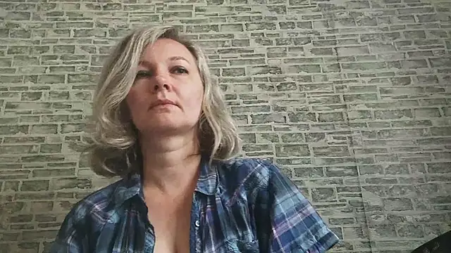 Snapshot of EdithManning chatting on 10.17.25 EdithManning online show from 10.17.25