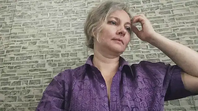 Snapshot of EdithManning chatting on 10.27.25 EdithManning online show from 10.27.25