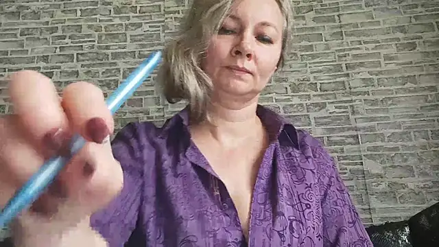 Snapshot of EdithManning chatting on 10.28.25 EdithManning online show from 10.28.25