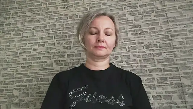 Snapshot of EdithManning chatting on 10.31.25 EdithManning online show from 10.31.25