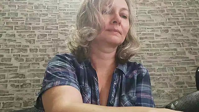 Snapshot of EdithManning chatting on 11.02.25 EdithManning online show from 11.02.25