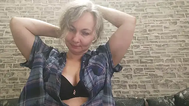 Snapshot of EdithManning chatting on 11.12.25 EdithManning online show from 11.12.25