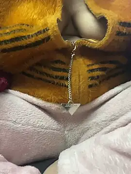 Snapshot of Hot-Anuska chatting on 01.17.25 Hot-Anuska online show from 01.17.25