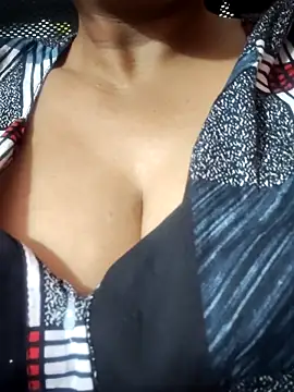 Snapshot of Hot-Anuska chatting on 10.18.25 Hot-Anuska online show from 10.18.25