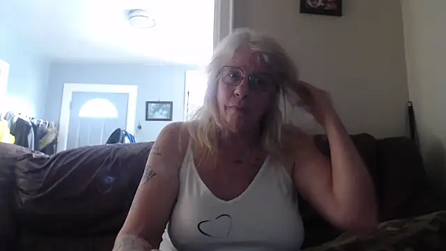 Snapshot of canadiancougar1965 chatting on 01.24.25 canadiancougar1965 online show from 01.24.25