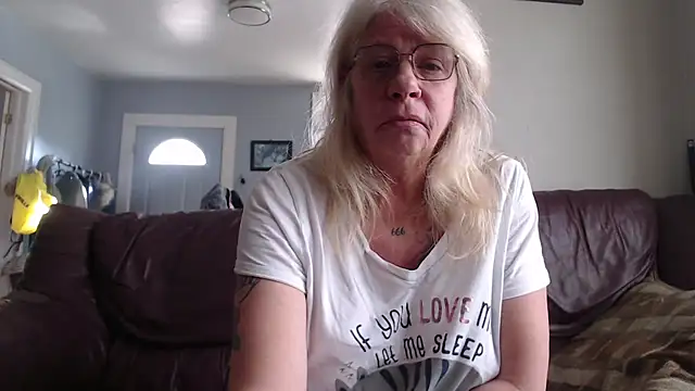 Snapshot of canadiancougar1965 chatting on 01.26.25 canadiancougar1965 online show from 01.26.25