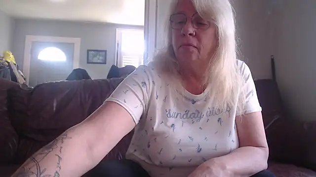 Snapshot of canadiancougar1965 chatting on 03.09.25 canadiancougar1965 online show from 03.09.25