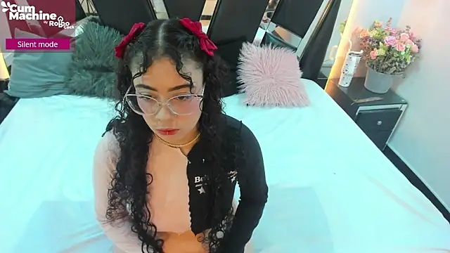 Snapshot of antonelllepiercee chatting on 10.10.25 antonelllepiercee online show from 10.10.25