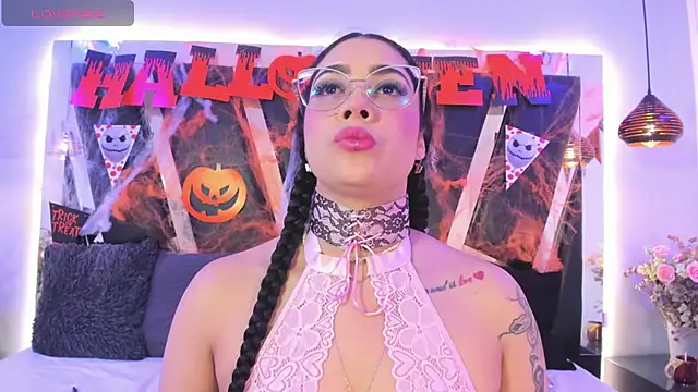 Snapshot of antonelllepiercee chatting on 10.19.25 antonelllepiercee online show from 10.19.25