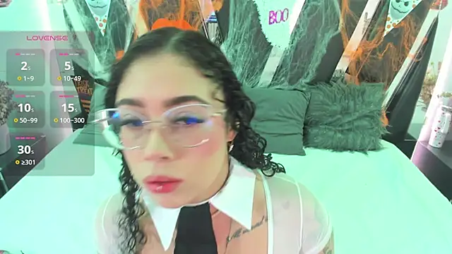 Snapshot of antonelllepiercee chatting on 10.28.25 antonelllepiercee online show from 10.28.25