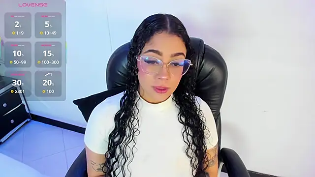 Snapshot of antonelllepiercee chatting on 10.31.25 antonelllepiercee online show from 10.31.25