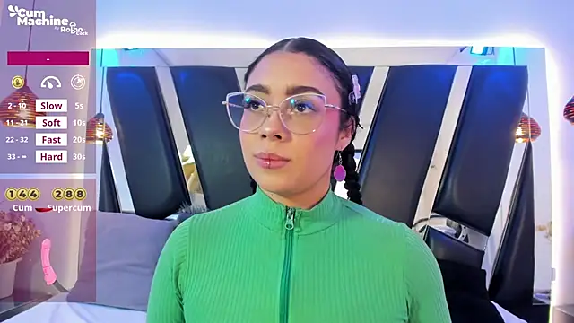 Snapshot of antonelllepiercee chatting on 11.04.25 antonelllepiercee online show from 11.04.25